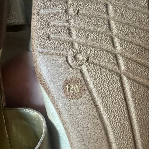 Easy Spirit Woman’s Hazel Leather Embellished Flat Metallic Sandals- Size 12W - Picture 11 of 13